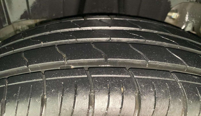 2023 Mahindra XUV300 W8 (O) 1.2 PETROL, Petrol, Manual, 9,432 km, Right Rear Tyre Tread