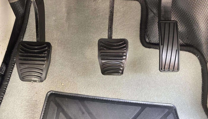 2023 Mahindra XUV300 W8 (O) 1.2 PETROL, Petrol, Manual, 9,432 km, Pedals