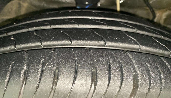 2023 Mahindra XUV300 W8 (O) 1.2 PETROL, Petrol, Manual, 9,432 km, Right Front Tyre Tread