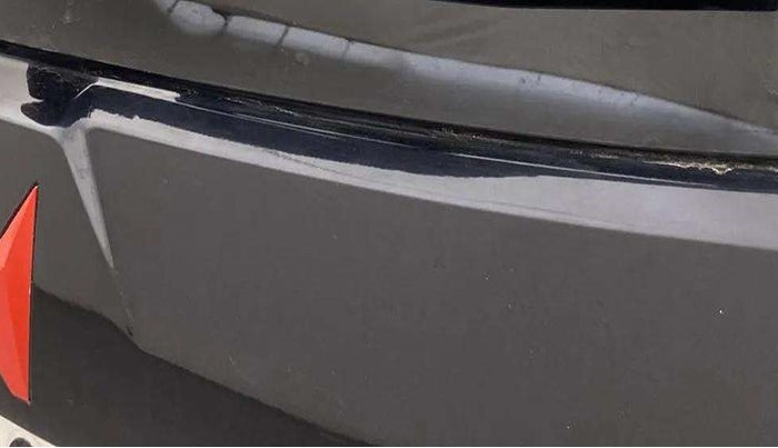 2023 Mahindra XUV300 W8 (O) 1.2 PETROL, Petrol, Manual, 9,432 km, Dicky (Boot door) - Minor scratches