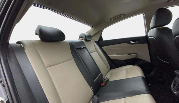 2018 Hyundai Verna 1.6 VTVT SX O, Petrol, Manual, 41,713 km, Right Side Rear Door Cabin