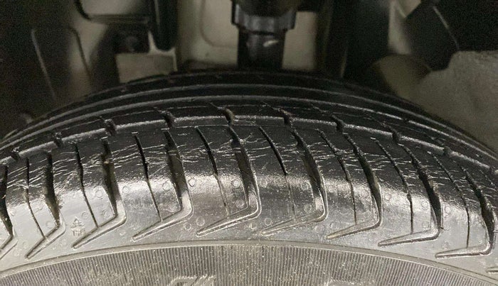 2016 Renault Kwid RXL, Petrol, Manual, 31,226 km, Left Front Tyre Tread