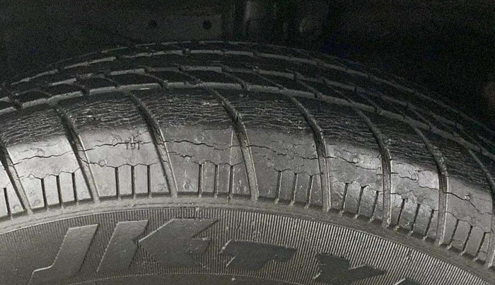 2016 Maruti Ertiga VXI CNG, CNG, Manual, 15,185 km, Left Front Tyre Tread