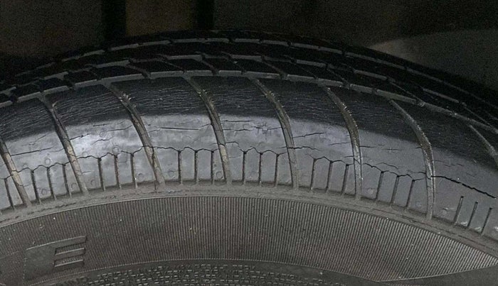 2016 Maruti Ertiga VXI CNG, CNG, Manual, 15,185 km, Right Rear Tyre Tread