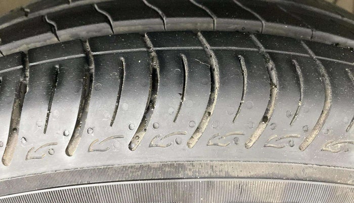 2017 Maruti Ciaz ZETA 1.4  MT PETROL, Petrol, Manual, 81,393 km, Right Front Tyre Tread