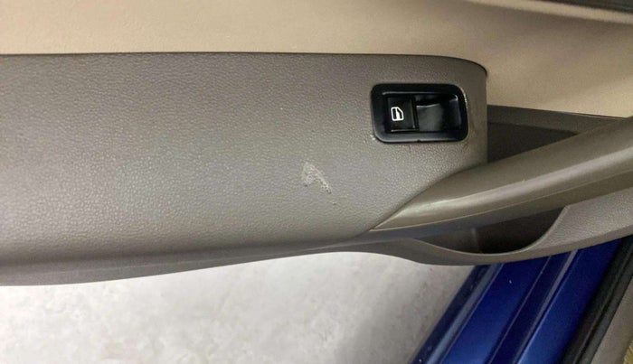 2013 Volkswagen Vento COMFORTLINE DIESEL 1.6, Diesel, Manual, 61,770 km, Left front window switch / handle - Power window makes minor noise