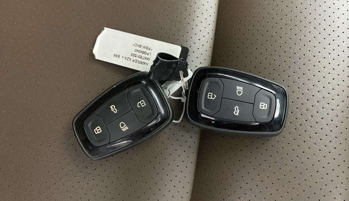 2020 Tata Harrier XZA PLUS 2.0L DUAL TONE, Diesel, Automatic, 92,866 km, Key Close Up