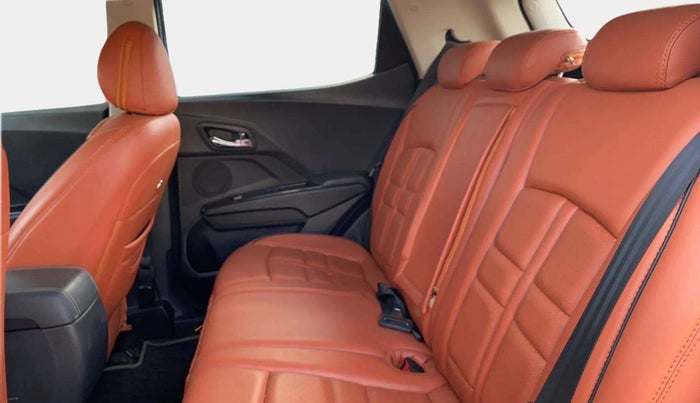 2022 Mahindra XUV300 W8 (O) 1.2 PETROL, Petrol, Manual, 14,260 km, Right Side Rear Door Cabin