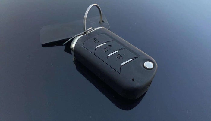 2022 Mahindra XUV300 W8 (O) 1.2 PETROL, Petrol, Manual, 14,260 km, Key Close Up