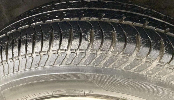 2017 Maruti Swift LXI (O), Petrol, Manual, 15,436 km, Right Front Tyre Tread