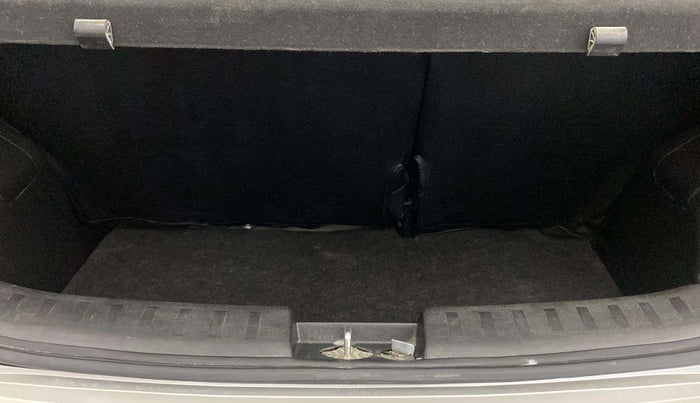 2017 Maruti Swift LXI (O), Petrol, Manual, 15,436 km, Dicky (Boot door) - Tool missing
