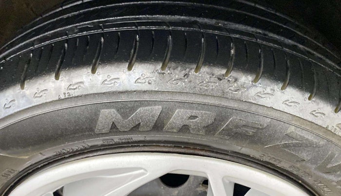 2014 Volkswagen Polo COMFORTLINE 1.2L, Petrol, Manual, 77,453 km, Left Front Tyre Tread