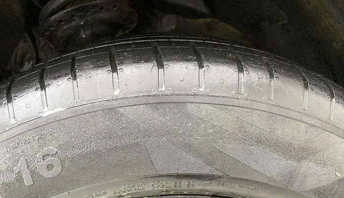2022 Mahindra XUV300 W6 1.5 Sunroof Diesel, Diesel, Manual, 43,222 km, Left Front Tyre Tread