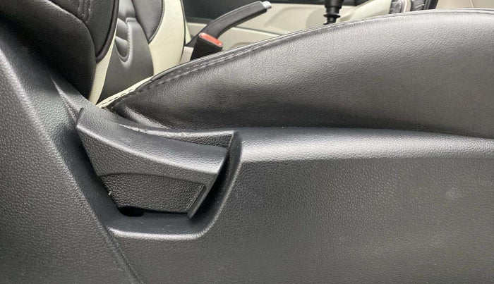 2022 Mahindra XUV300 W6 1.5 Sunroof Diesel, Diesel, Manual, 43,222 km, Driver Side Adjustment Panel