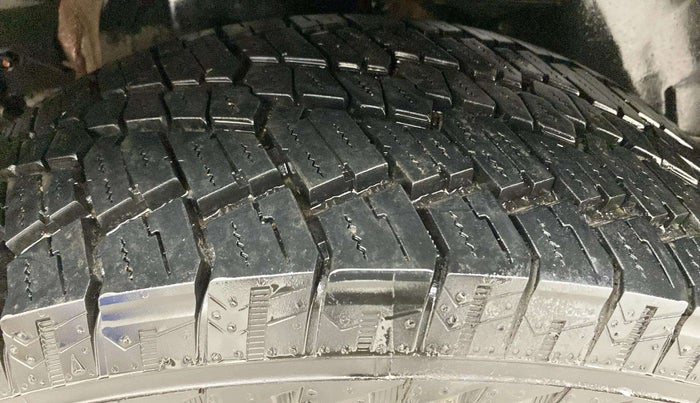 2015 Mahindra XUV500 W10, Diesel, Manual, 66,980 km, Right Rear Tyre Tread