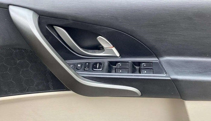 2015 Mahindra XUV500 W10, Diesel, Manual, 66,980 km, Driver Side Door Panels Control