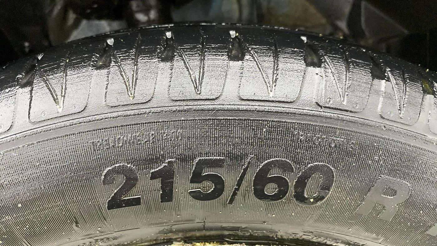 2021 Toyota URBAN CRUISER PREMIUM GRADE AT DUAL TONE, Petrol, Automatic, 88,540 km, Right Front Tyre Tread