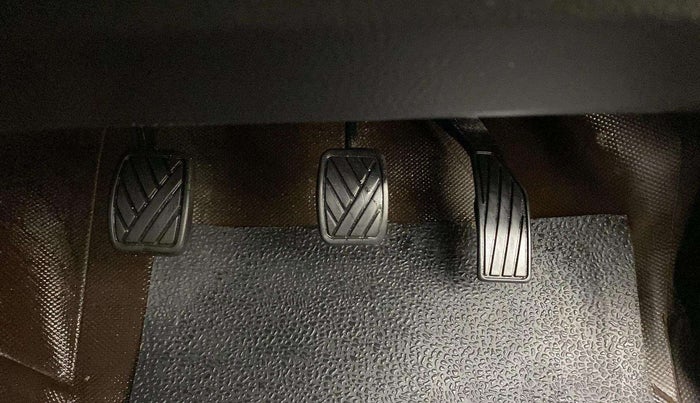 2014 Maruti Swift VXI, Petrol, Manual, 73,951 km, Pedals