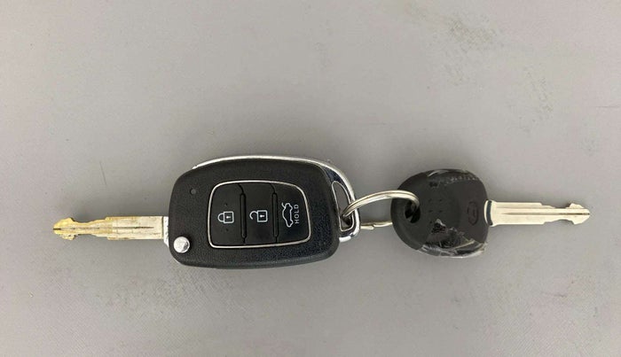 2022 Hyundai GRAND I10 NIOS MAGNA CORPORATE EDITION 1.2 KAPPA VTVT, Petrol, Manual, 29,136 km, Key Close Up
