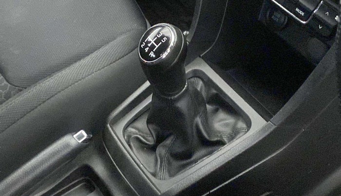 2019 Maruti Vitara Brezza ZDI, Diesel, Manual, 44,457 km, Gear lever - Boot Cover minor damage