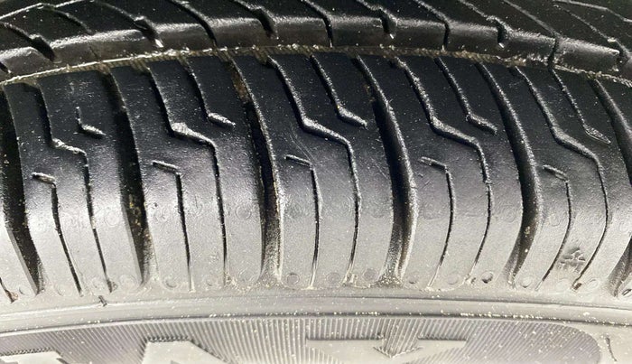 2015 Nissan Micra Active XV, Petrol, Manual, 25,410 km, Right Front Tyre Tread