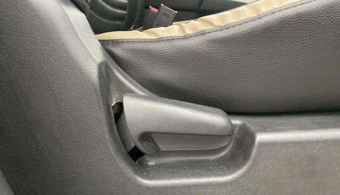 2017 Maruti Wagon R 1.0 LXI CNG, CNG, Manual, 69,841 km, Driver Side Adjustment Panel