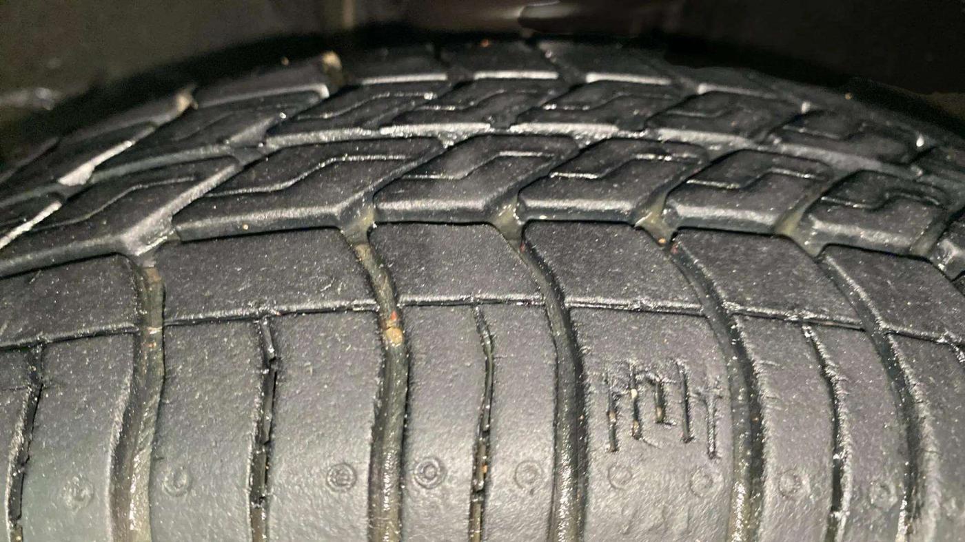 2017 Maruti Omni 5 STR, Petrol, Manual, 16,698 km, Right Front Tyre Tread