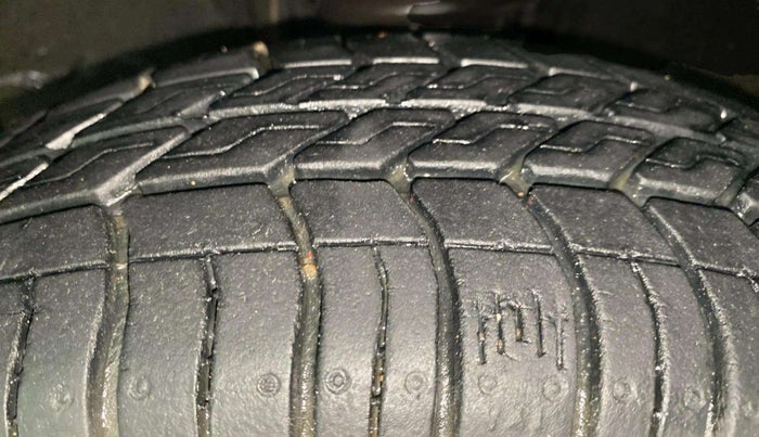 2017 Maruti Omni 5 STR, Petrol, Manual, 16,683 km, Right Front Tyre Tread