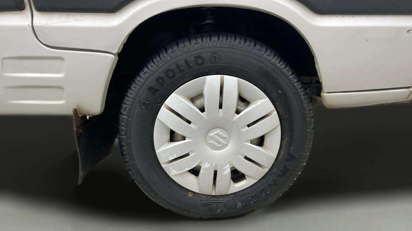 2017 Maruti Omni 5 STR, Petrol, Manual, 16,698 km, Right Front Wheel