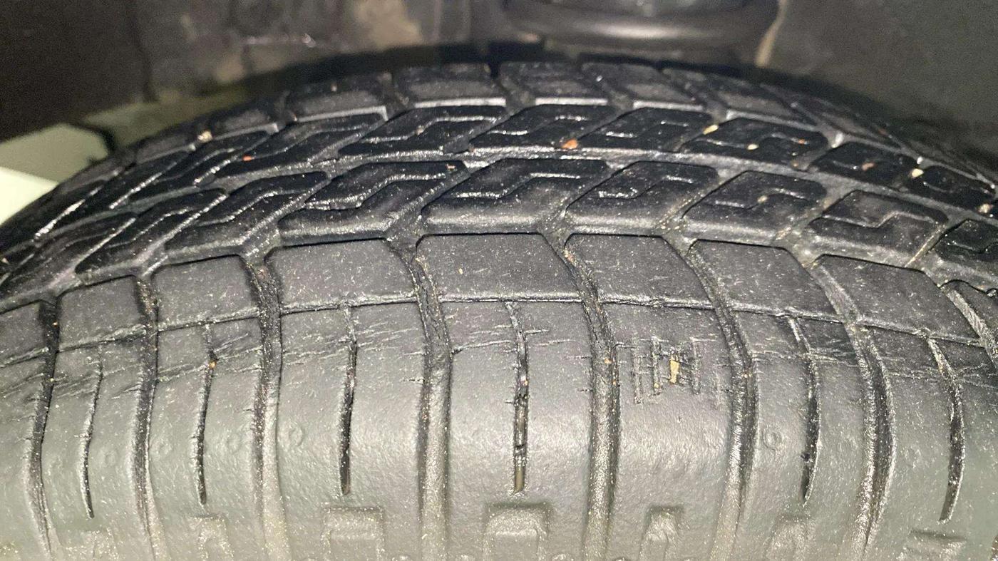 2017 Maruti Omni 5 STR, Petrol, Manual, 16,698 km, Left Front Tyre Tread