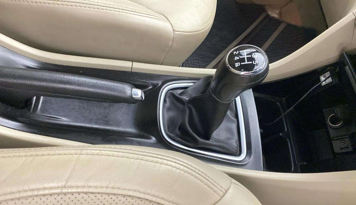 2018 Maruti Ciaz ALPHA 1.5 SHVS PETROL, Petrol, Manual, 97,093 km, Gear Lever