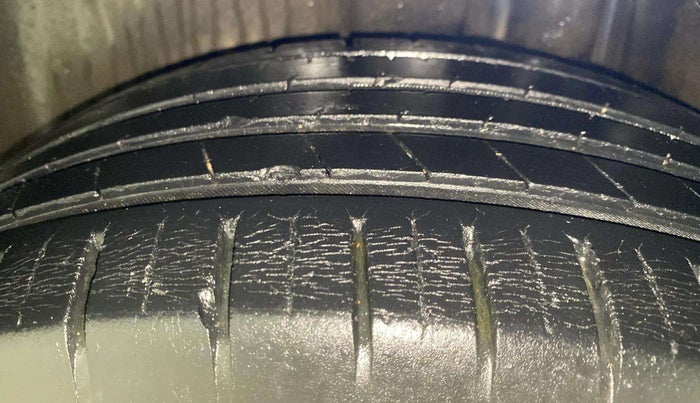 2018 Maruti Ciaz ALPHA 1.5 SHVS PETROL, Petrol, Manual, 97,093 km, Left Rear Tyre Tread