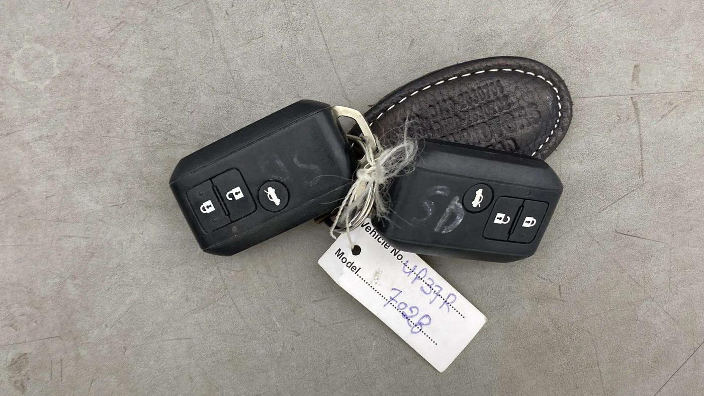 2022 Maruti Dzire ZXI CNG, CNG, Manual, 65,132 km, Key Close Up