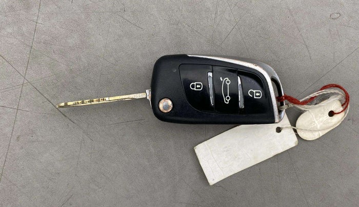 2016 Maruti Swift VXI, CNG, Manual, 90,708 km, Key Close Up