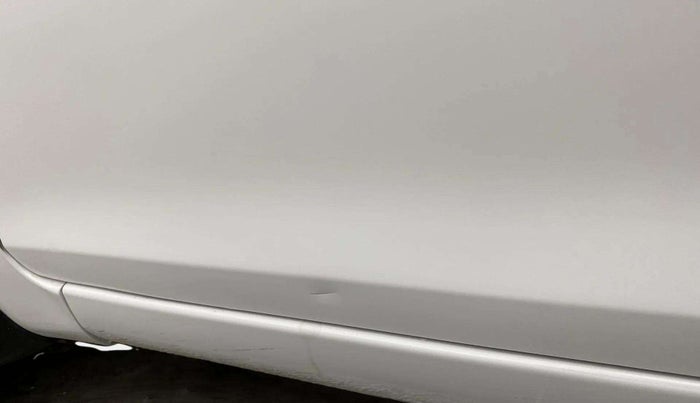 2016 Maruti Swift VXI, CNG, Manual, 90,708 km, Front passenger door - Slight discoloration