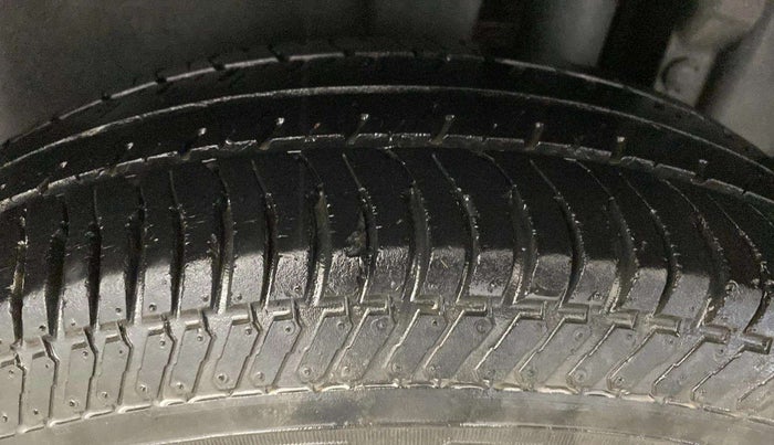 2016 Maruti Swift VXI, CNG, Manual, 90,708 km, Left Rear Tyre Tread
