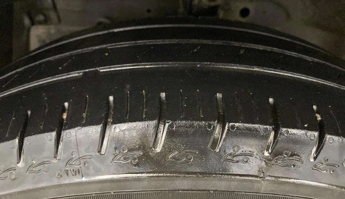 2016 Maruti Swift VXI, CNG, Manual, 90,708 km, Left Front Tyre Tread