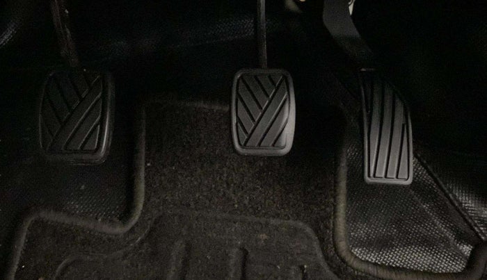 2016 Maruti Swift VXI, CNG, Manual, 90,708 km, Pedals