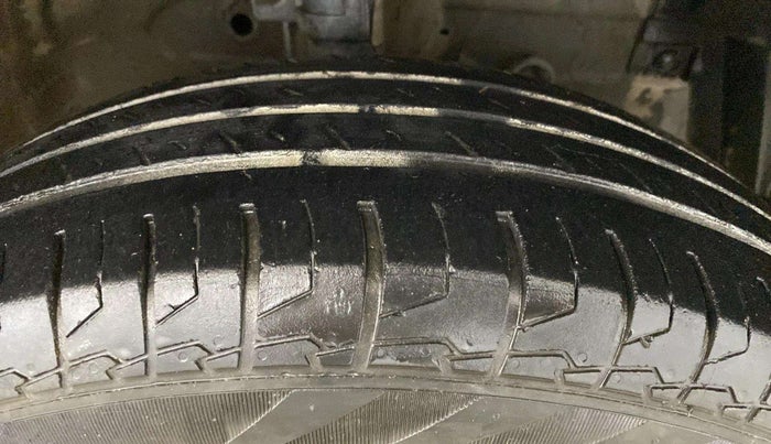 2016 Maruti Swift VXI, CNG, Manual, 90,708 km, Right Front Tyre Tread