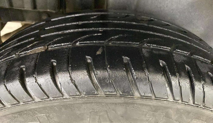 2016 Maruti Swift VXI, CNG, Manual, 90,708 km, Right Rear Tyre Tread