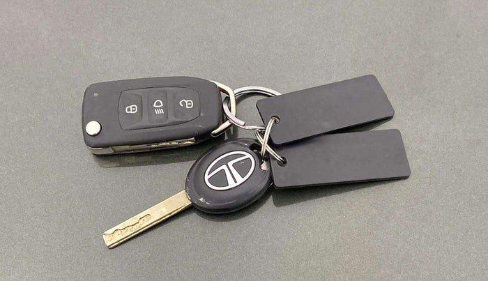 2022 Tata NEXON XM PETROL, Petrol, Manual, 35,772 km, Key Close Up