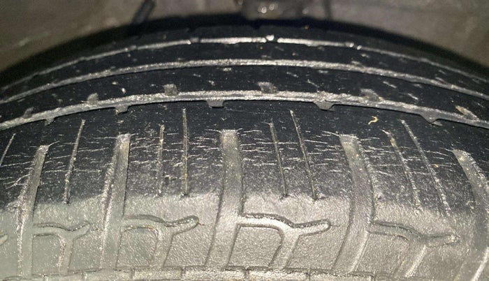 2013 Hyundai i10 SPORTZ 1.2, Petrol, Manual, 25,385 km, Right Front Tyre Tread