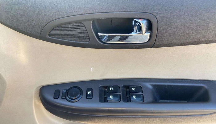 2013 Hyundai i20 SPORTZ 1.2, Petrol, Manual, 77,983 km, Driver Side Door Panels Control