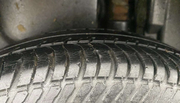 2015 Maruti Swift Dzire VXI, Petrol, Manual, 70,045 km, Left Rear Tyre Tread