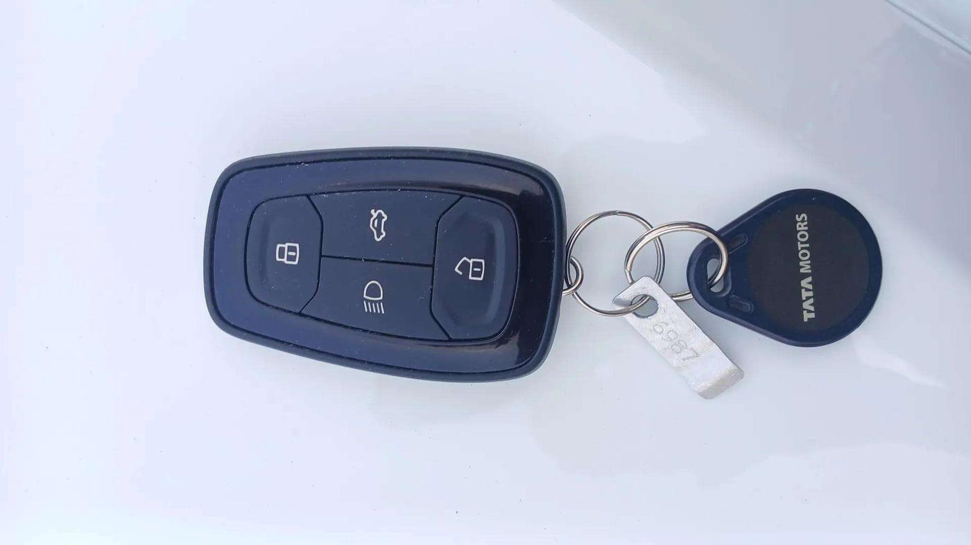 2024 Tata TIAGO EV XZ PLUS TECH LUX LONG RANGE, Electric, Automatic, 15,045 km, Key Close Up