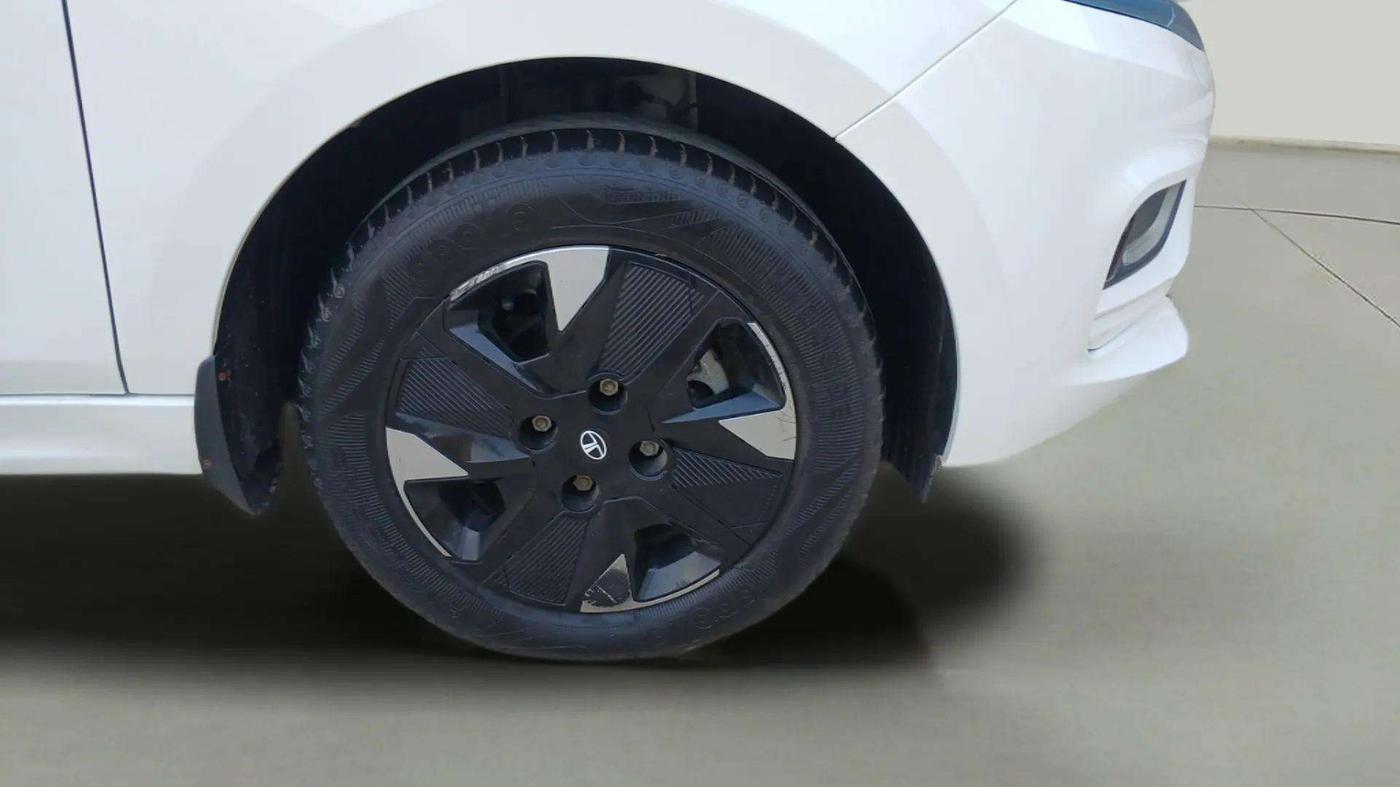 2024 Tata TIAGO EV XZ PLUS TECH LUX LONG RANGE, Electric, Automatic, 15,045 km, Right Front Wheel