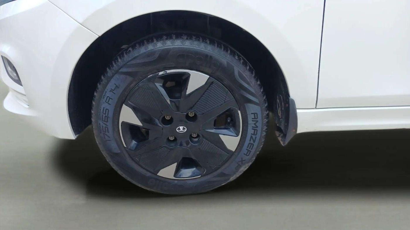 2024 Tata TIAGO EV XZ PLUS TECH LUX LONG RANGE, Electric, Automatic, 15,045 km, Left Front Wheel