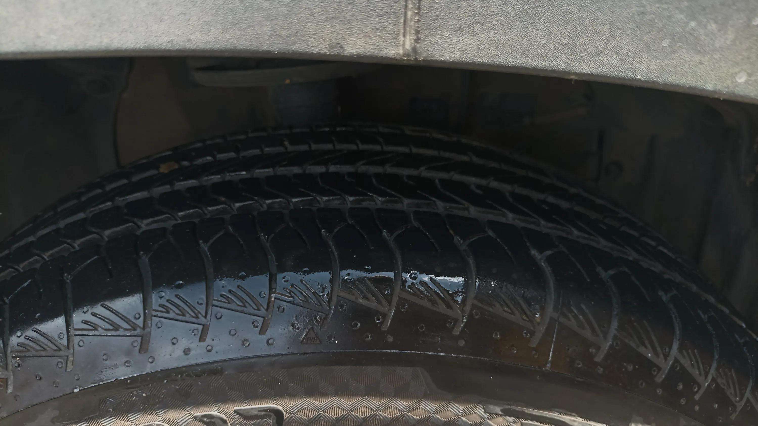 LHS-Rear-Tyre-Tread-21