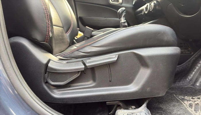 2022 Hyundai VENUE SX 1.5 CRDI, Diesel, Manual, 69,079 km, Driver Side Adjustment Panel