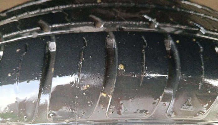 2022 Maruti Swift VXI, CNG, Manual, 49,210 km, Left Front Tyre Tread